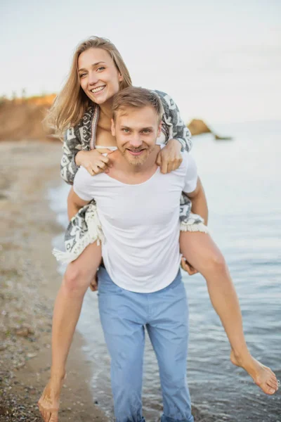 Young beautiful couple — Stock Photo, Image