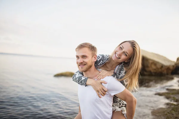 Young beautiful couple — Stock Photo, Image