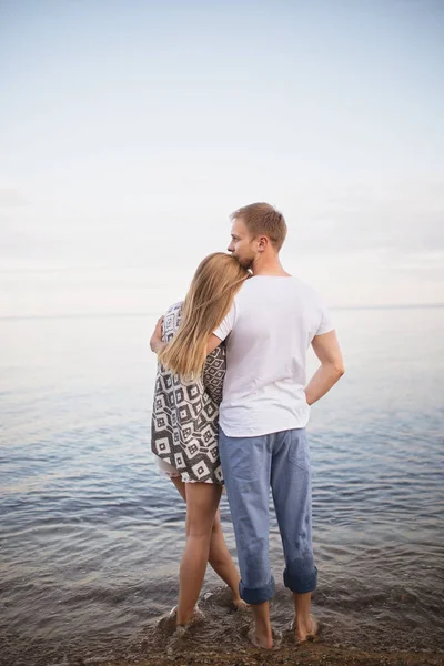 Jonge mooie paar — Stockfoto