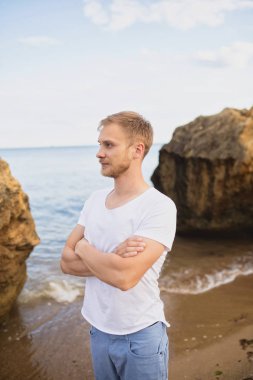 Genç adam beyaz bir T-shirt ve Mavi pantolon