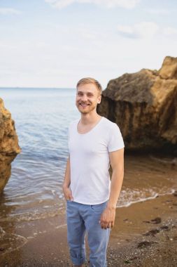 Genç adam beyaz bir T-shirt ve Mavi pantolon