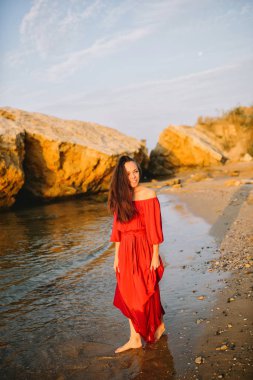 Kırmızı elbiseli güzel genç kız