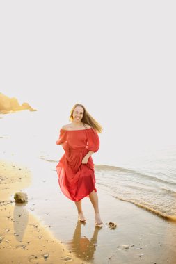 Kırmızı elbiseli güzel genç kız 