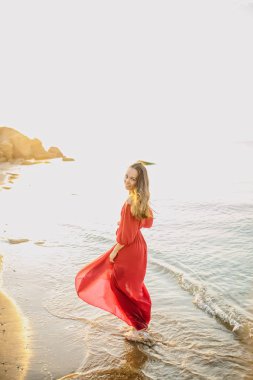 Kırmızı elbiseli güzel genç kız 