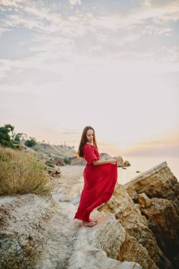 Kırmızı elbiseli güzel genç kız