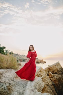 Kırmızı elbiseli güzel genç kız