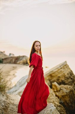 Kırmızı elbiseli güzel genç kız