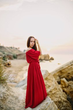 Kırmızı elbiseli güzel genç kız