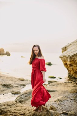 Kırmızı elbiseli güzel genç kız