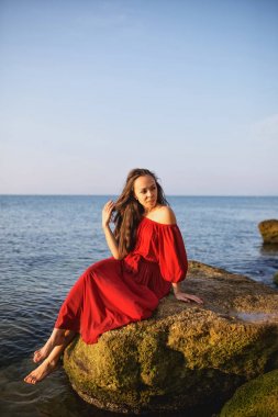 Kırmızı elbiseli güzel genç kız