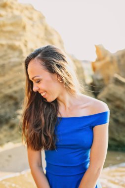 mavi elbiseli güzel genç kız