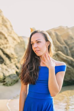 mavi elbiseli güzel genç kız