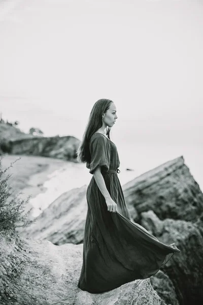 Bela menina em vestido vermelho — Fotografia de Stock