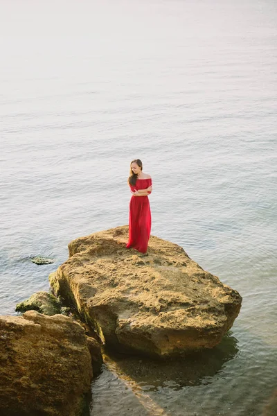 Belle jeune fille en robe rouge — Photo