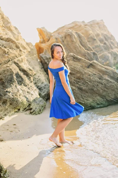 Menina bonita em vestido azul — Fotografia de Stock