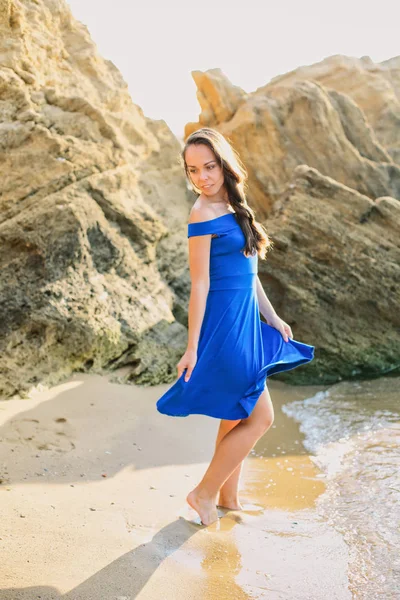 Menina bonita em vestido azul — Fotografia de Stock