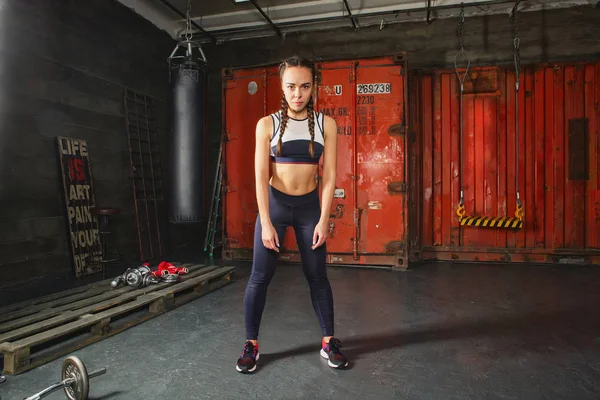 Mujer joven en ropa deportiva — Foto de Stock