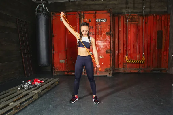 Mujer joven en ropa deportiva — Foto de Stock