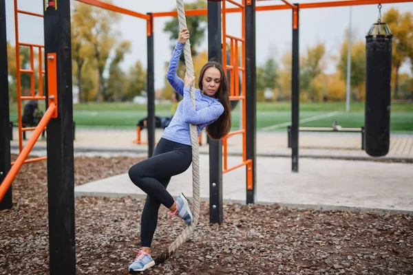 Joven, hermosa chica deportista en ropa deportiva — Foto de Stock