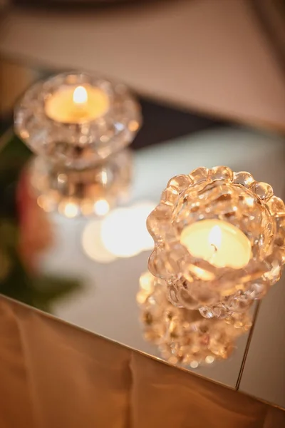 Lindas velas na mesa — Fotografia de Stock