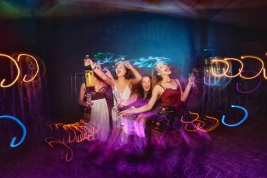 genç güzel kızlar eğleniyor