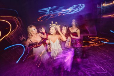 genç güzel kızlar eğleniyor