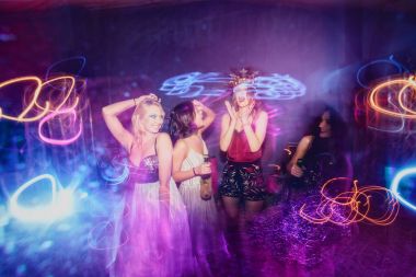 genç güzel kızlar eğleniyor