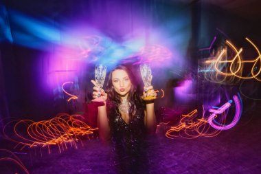 genç güzel kızlar eğleniyor