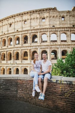 Kolezyum Roma İtalya zemin üzerine oturan turist genç güzel çift
