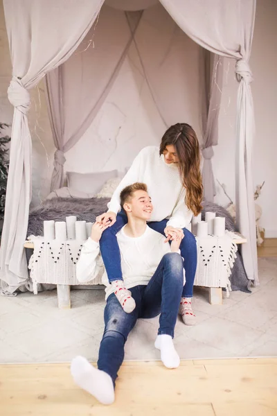 Güzel Beyaz Bir Odada Yatakta Oturmuş Gülümseyen Genç Bir Çift — Stok fotoğraf