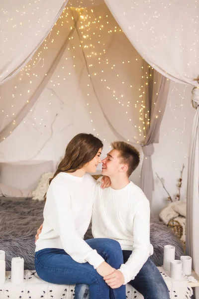 Jovem Casal Bonito Sentado Cama Uma Bela Sala Branca Sorrindo — Fotografia de Stock