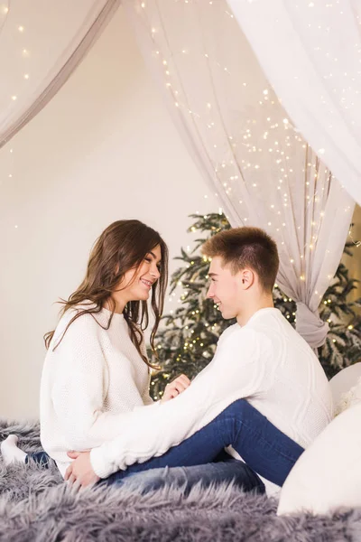 Jovem Casal Bonito Sentado Cama Uma Bela Sala Branca Sorrindo — Fotografia de Stock