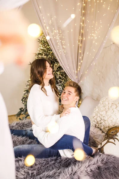 Jovem Casal Bonito Sentado Cama Uma Bela Sala Branca Sorrindo — Fotografia de Stock