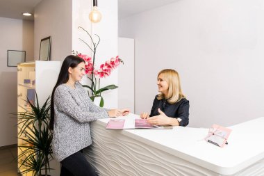 Güzellik salonları yönetici bir istemciye konuşuyor