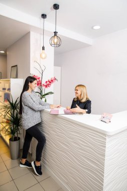 Güzellik salonları yönetici bir istemciye konuşuyor