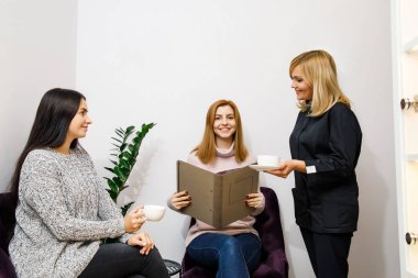 Güzellik salonları yönetici bir istemciye konuşuyor