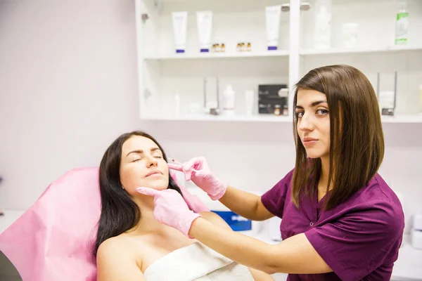Brunetta Giovane Medico Pungente Botox Faccia Alla Paziente Donna — Foto Stock