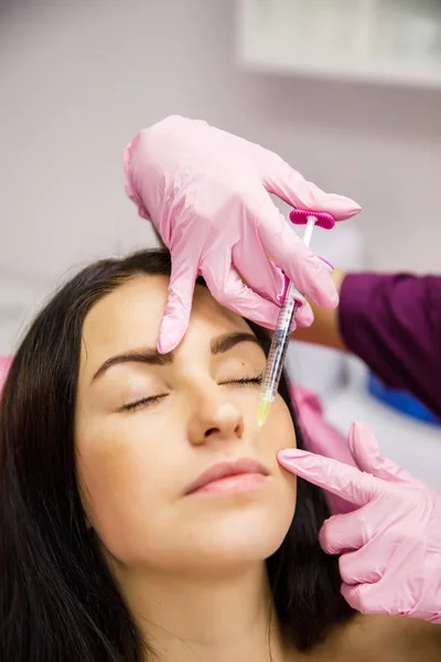 Jonge Schoonheidsarts Doet Hyaluronische Injectie Voor Patiënt — Stockfoto