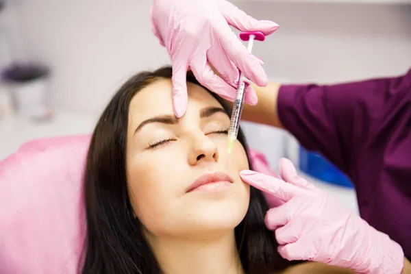 Young Beauty Doctor Doing Hyaluronic Injection Patient — Stock Photo, Image