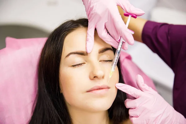Young Beauty Doctor Doing Hyaluronic Injection Patient — Stock Photo, Image