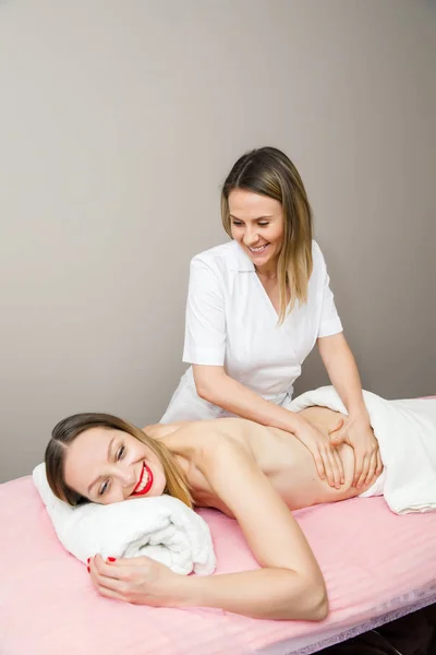 Vrouwelijke Arts Therapeut Doen Terug Massage Aan Patiënt — Stockfoto