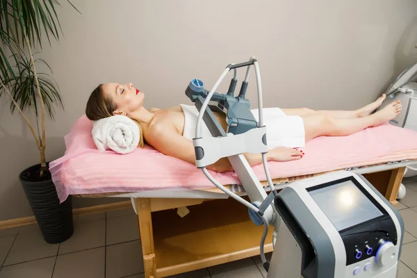 Lékař Kosmetik Dělat Ultrazvuk Postup Pro Břicho Pacienta — Stock fotografie