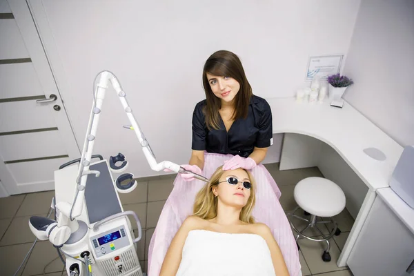 Morena Joven Esteticista Médico Haciendo Procedimiento Láser Paciente Con Gafas —  Fotos de Stock