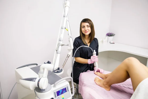 Attraente Giovane Donna Estetista Medico Che Esegue Procedura Con Laser — Foto Stock