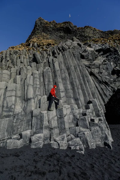 Man Tourist Posing Stone Cliff Sharp Ledges Sunny Day — Stock Photo, Image
