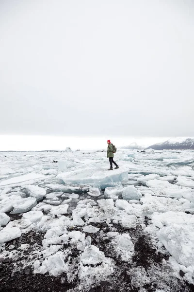Giovane Uomo Che Cammina Sulla Spiaggia Sabbia Nera Innevata Islanda — Foto Stock