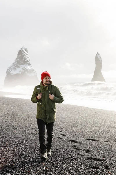 Hombre Feliz Caminando Sobre Arena Negra Islandia Playa Mar Noruego — Foto de Stock