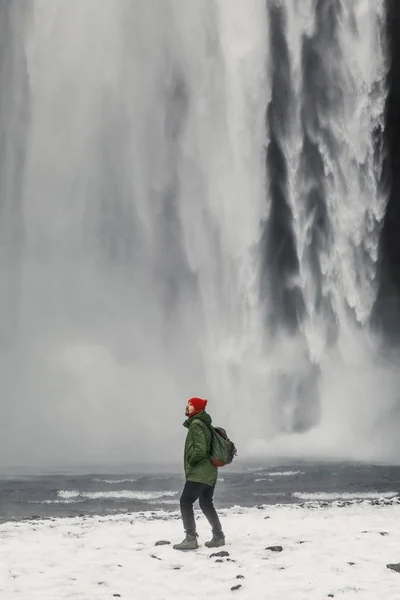 Joven Hombre Guapo Pie Cerca Cascada Islandia Montañas Fondo — Foto de Stock