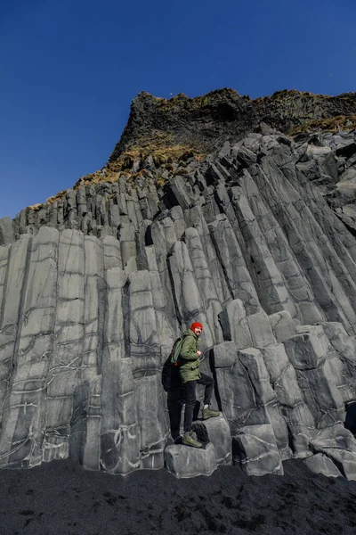 Man Tourist Posing Stone Cliff Sharp Ledges Sunny Day — Stock Photo, Image
