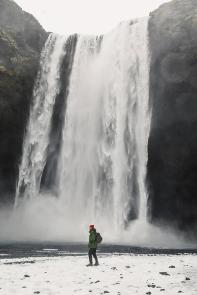 Schöner Junger Mann Steht Der Nähe Eines Wasserfalls Hintergrund Der — Stockfoto